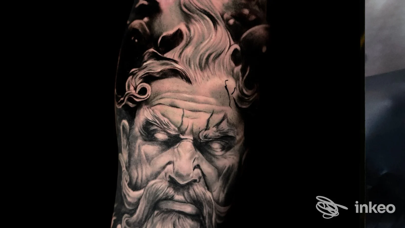 Tatuaggio realistico in bianco e nero di un volto barbuto sull'avambraccio, foto per The OutLine Art Studio, Carrara.