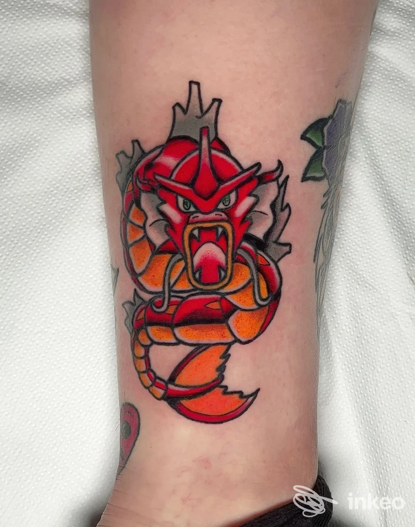 Tatuaggio a colori di un drago sul polpaccio - The Strange Company Piercing&Tattoo, Figline e Incisa Valdarno.