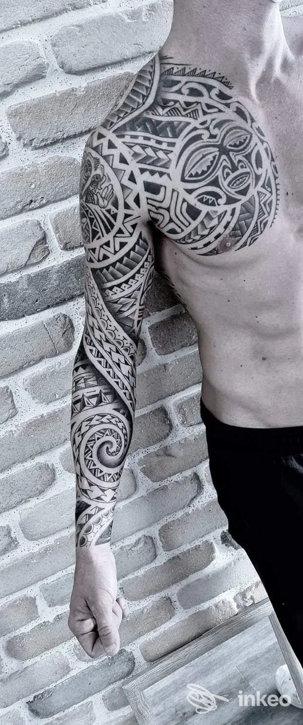 Manica tribale nera che copre spalla, braccio e pettorale, foto per TheSacredInk by leletattoo a Viareggio.