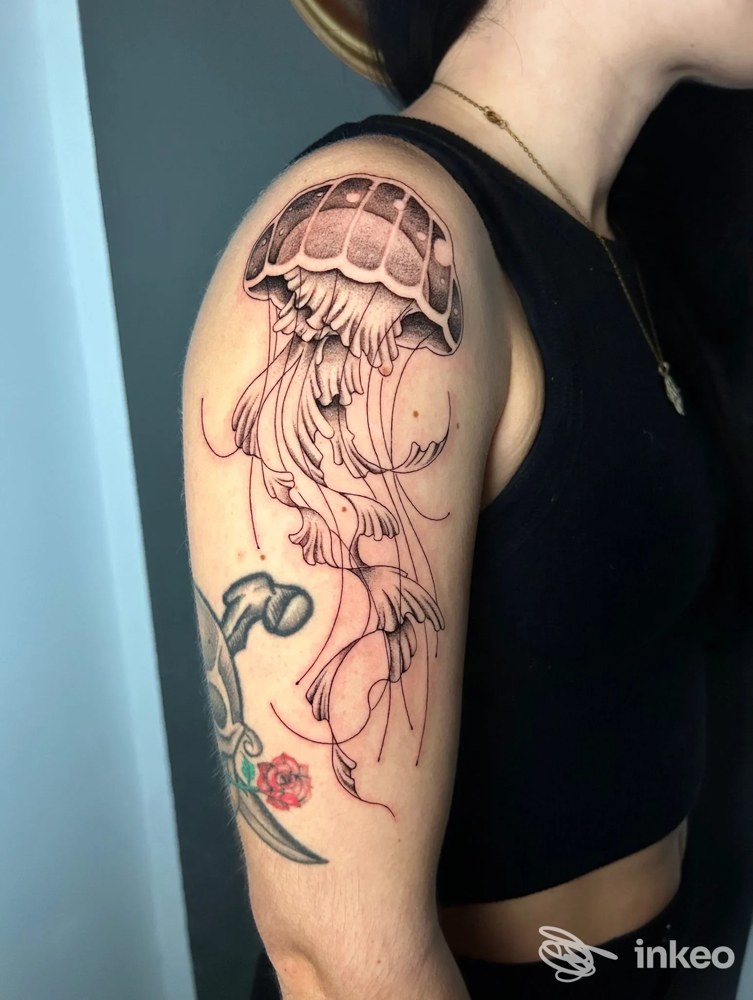 Tatuaggio medusa in linework sul deltoide e braccio superiore, fotografia per Three Lines Tattoo Studio a Livorno.