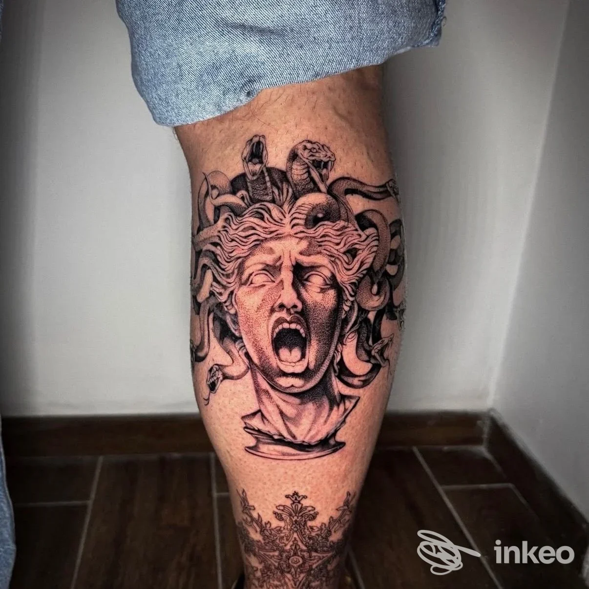 Tatuaggio a Livorno: Medusa in stile black&grey sul polpaccio, foto inviata da Three Lines Tattoo Studio.