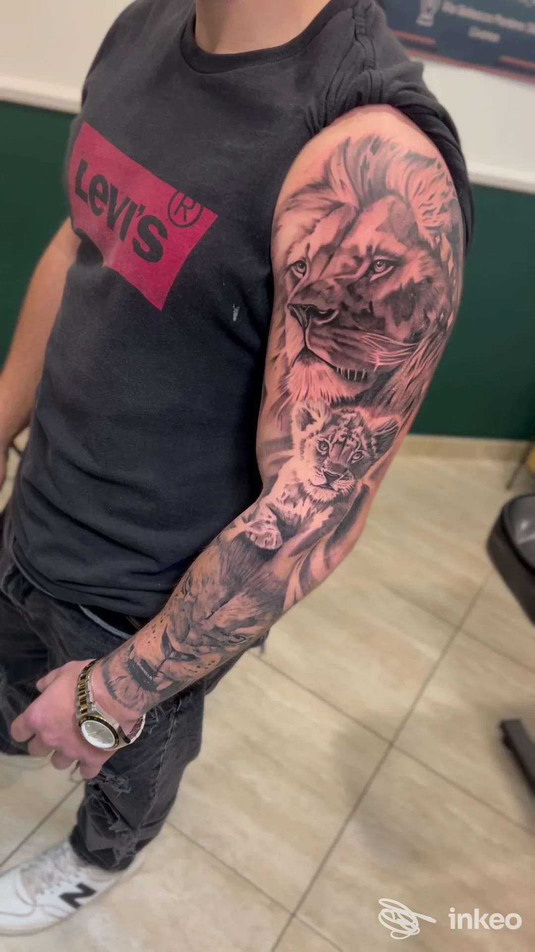 Tatuaggio realistico a manica con leone e cucciolo, foto realizzata da Thrive Tattoo Shop a Livorno.