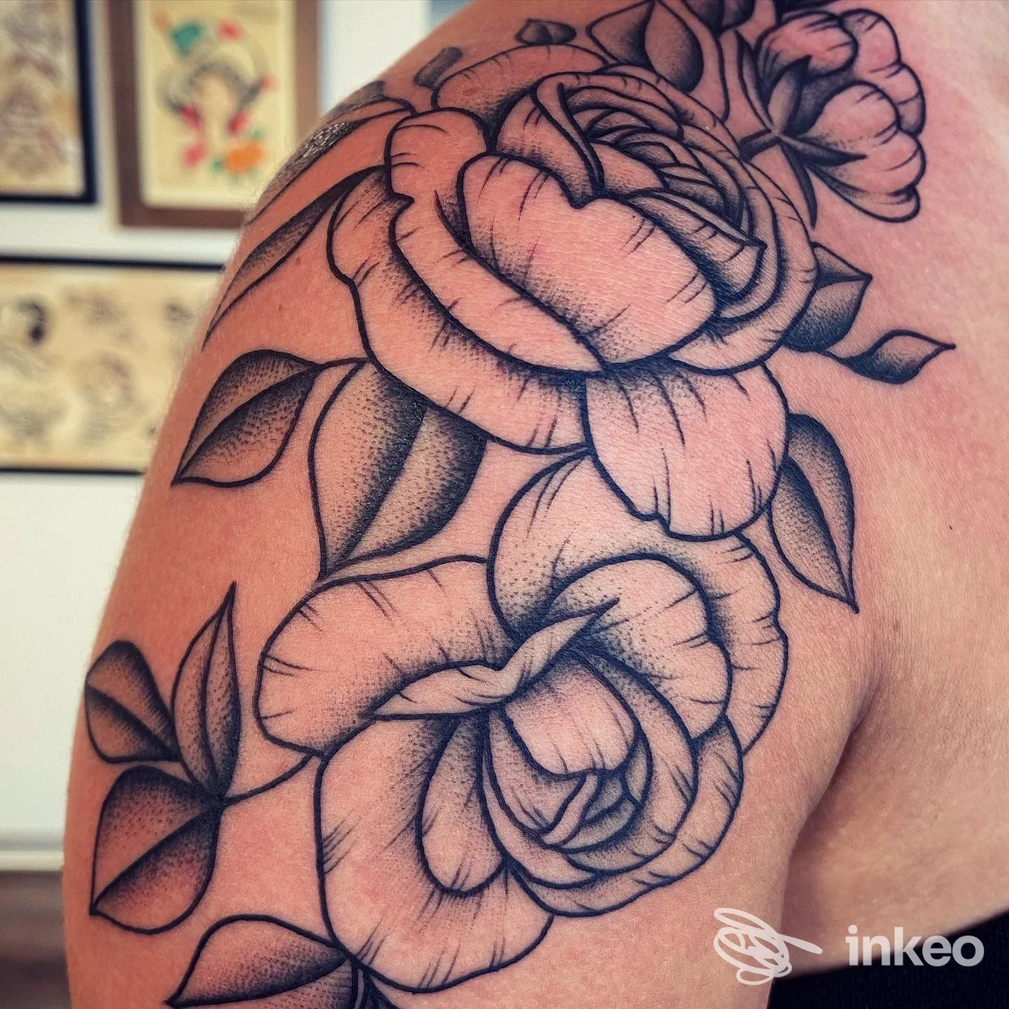 Tatuaggio floreale in nero sul braccio/spalla, fotografia dello studio Verrocchio Tattoo Shop a Vinci.