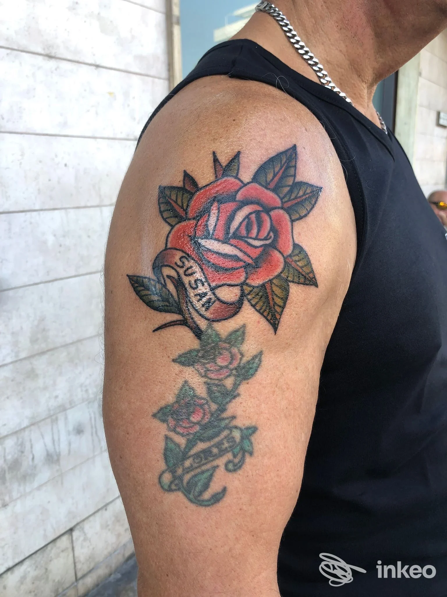 Primo piano del braccio con tatuaggi in stile tradizionale, foto fornita da West Coast Tattoo Shop Marina di Carrara, Carrara.