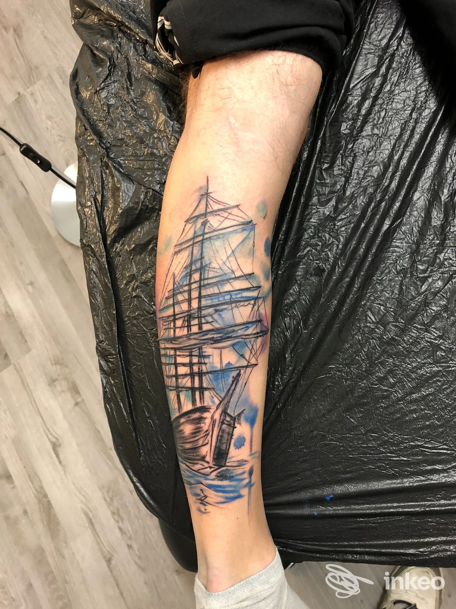 Fotografia di un tatuaggio raffigurante una nave a vela sull'avambraccio, realizzato presso West Coast Tattoo Shop Marina di Carrara, Carrara.