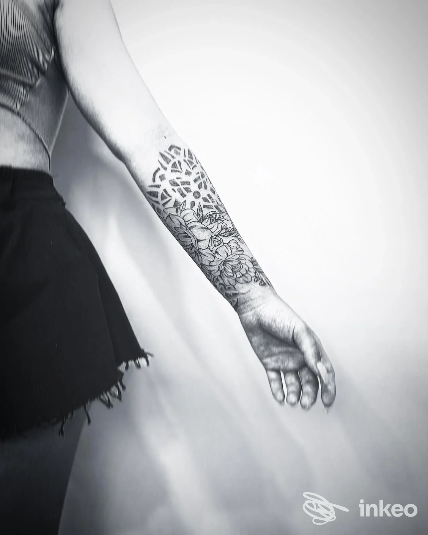 Avambraccio tatuato con motivi geometrici e floreali, foto proveniente da 50 Sfumature di Tattoo, Arezzo.