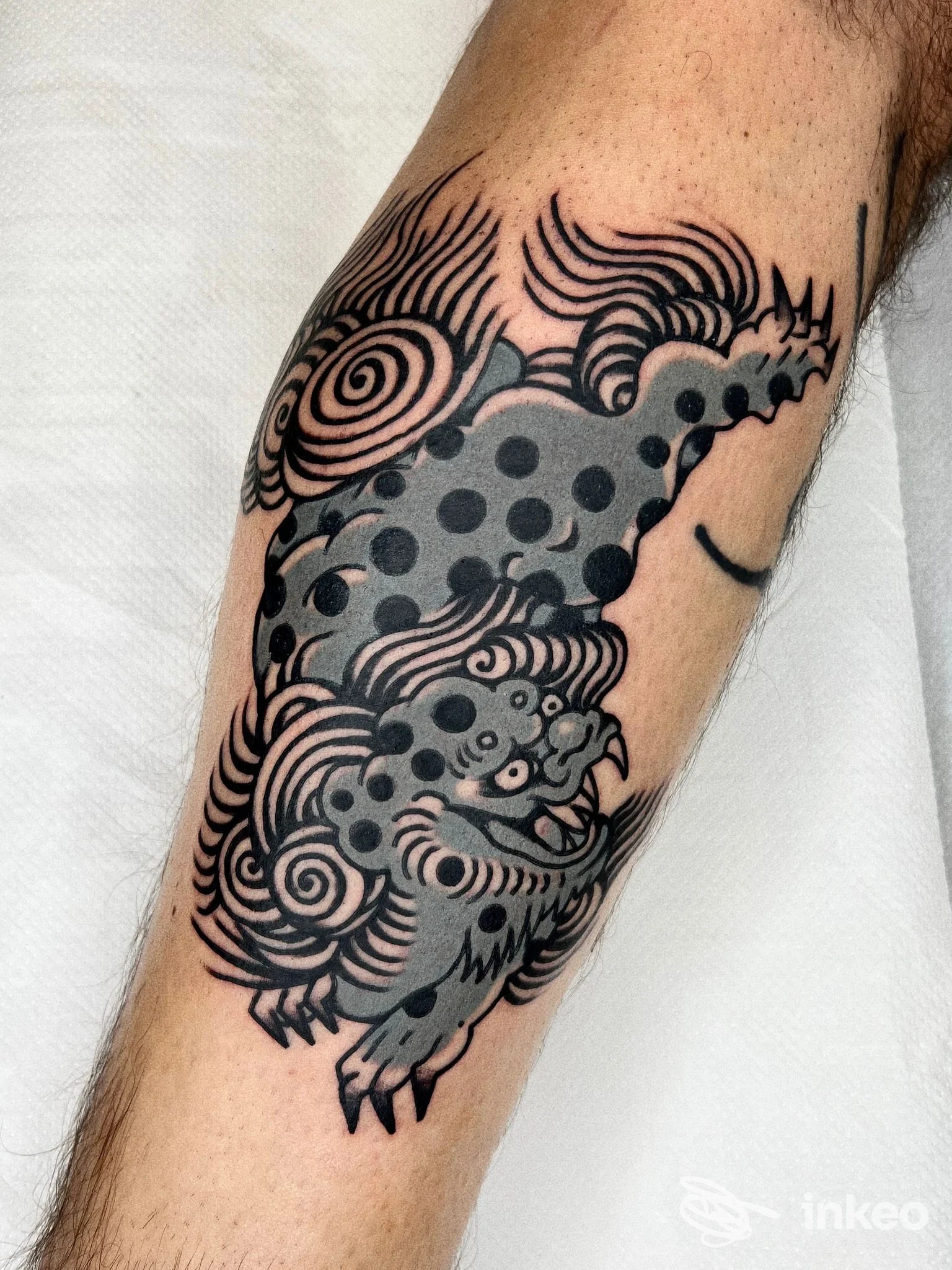 Tatuaggio blackwork con dotwork e linee spesse sull'avambraccio, 888TATTOO Firenze.
