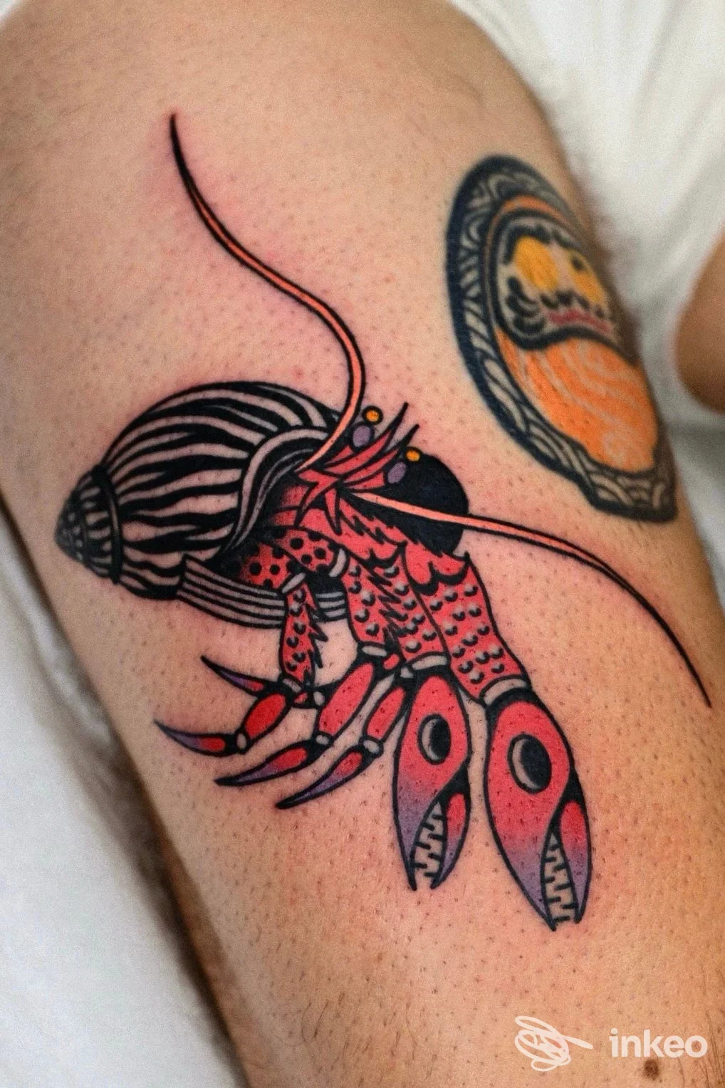 Tatuaggio colorato a tema crostaceo su coscia, 888TATTOO, Firenze.
