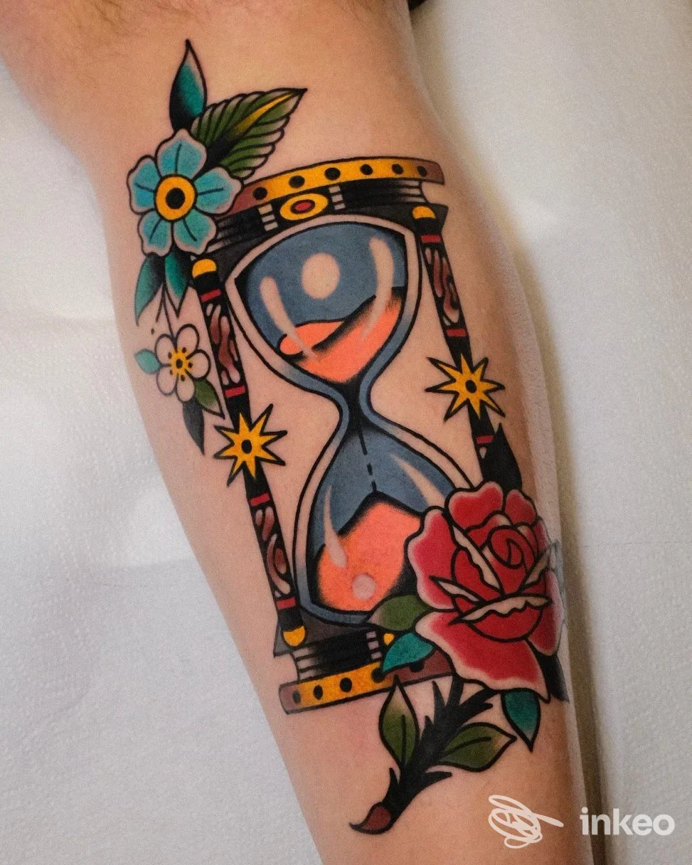 Tatuaggio clessidra con rose e fiori sull'avambraccio, realizzato da 888TATTOO a Firenze.