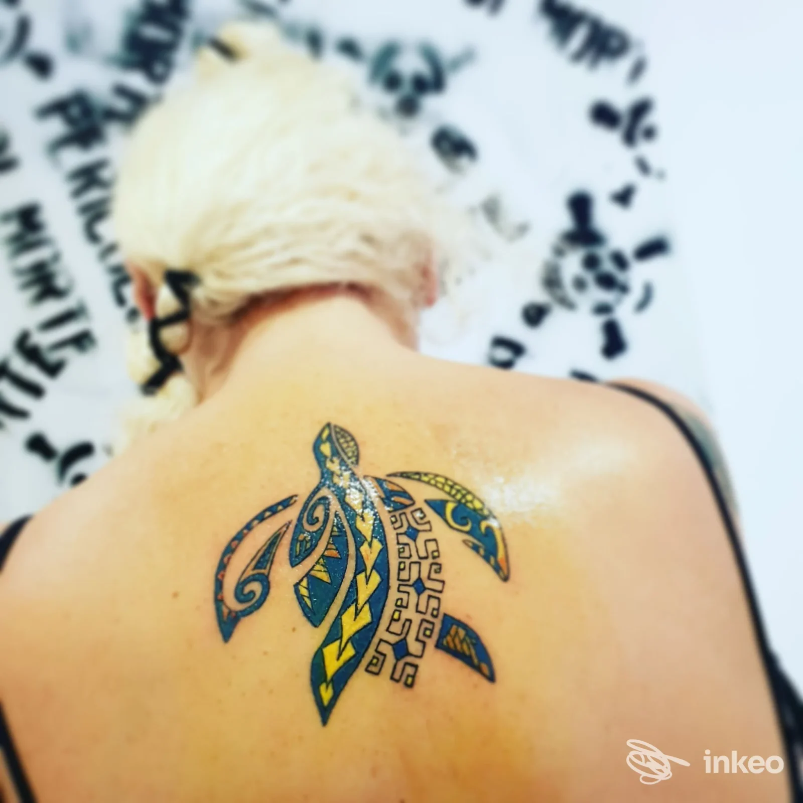 Tatuaggio a forma di tartaruga sul dorso superiore, realizzato presso Valkyrja Tattoo Studio, Siena.