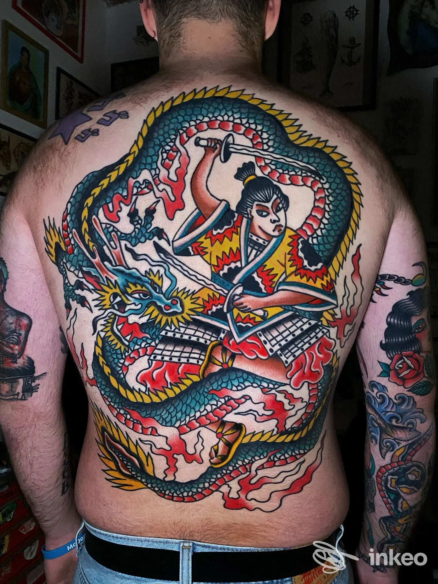 Ampio tatuaggio tradizionale sul dorso con guerriero e drago — White Dog Classic Tattoo, Arezzo.