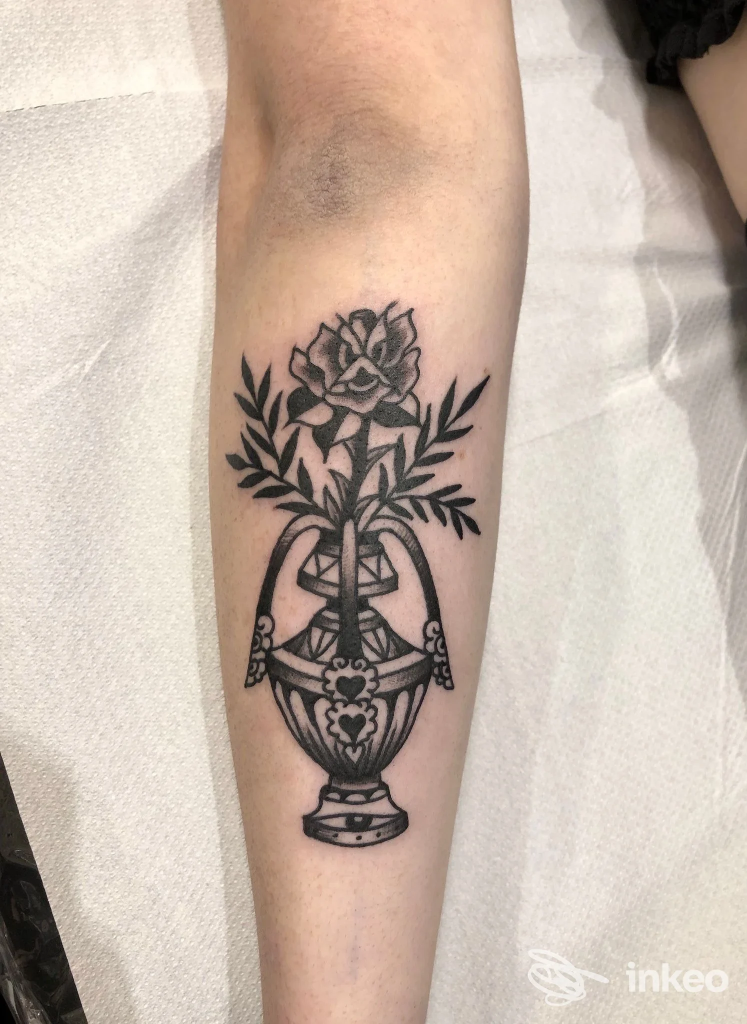 Tatuaggio a vaso con fiore in nero sull'avambraccio, realizzato da Youcore Tattoo a Firenze.
