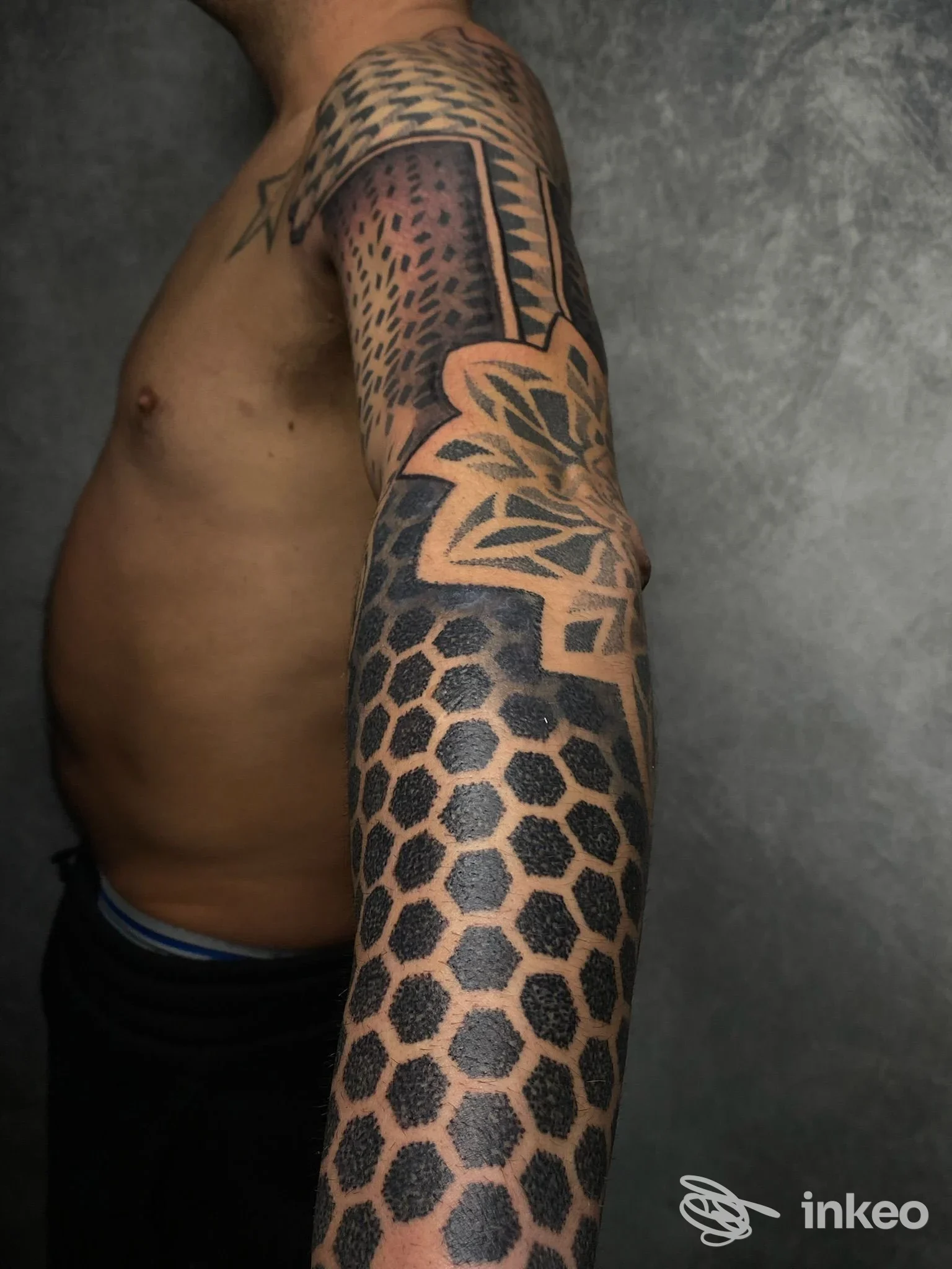 Tatuaggio a manica geometrico e dotwork su braccio maschile, foto per AB Normal Tattoo & Piercing, Firenze.