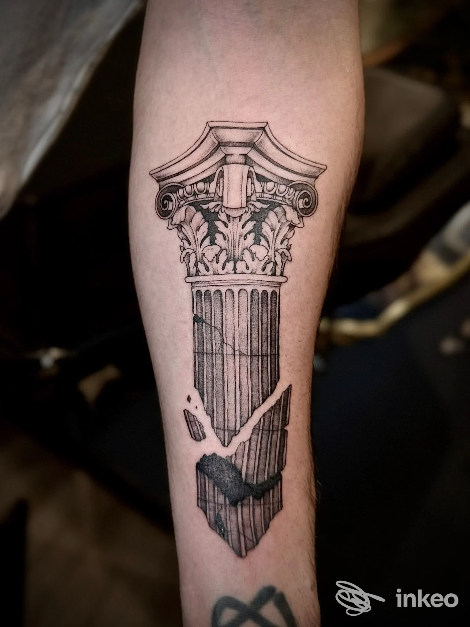 Tatuaggio su avambraccio con colonna classica frammentata, foto fornita da AB Normal Tattoo & Piercing, Firenze.
