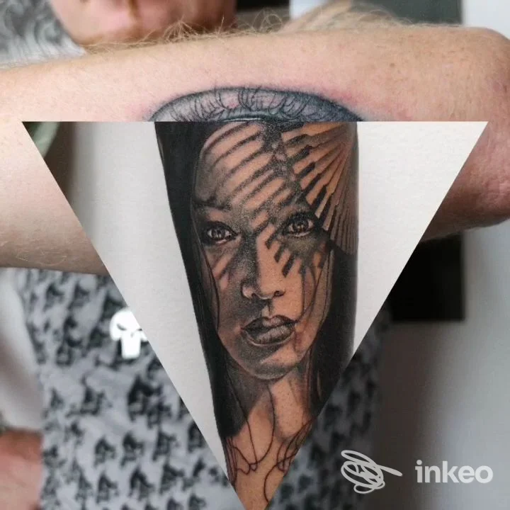 Ritratto tatuato in bianco e nero sull'avambraccio, foto fornita dallo studio AKIRE tattoo studio, Vicarello.