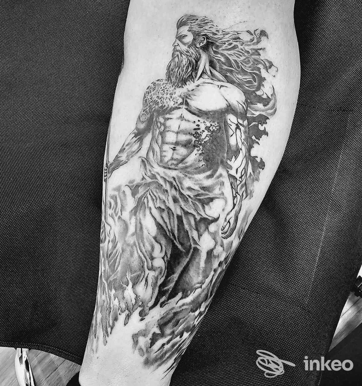 Tatuaggio realistico in bianco e nero raffigurante figura barbuta sul polpaccio, AKIRE tattoo studio, Vicarello.