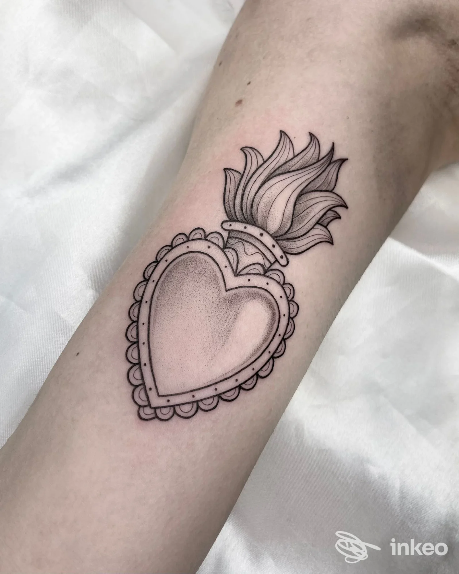 Tatuaggio a cuore con fiamma sull'avambraccio, ARABA FENICE Tattoo e Piercing, San Miniato.
