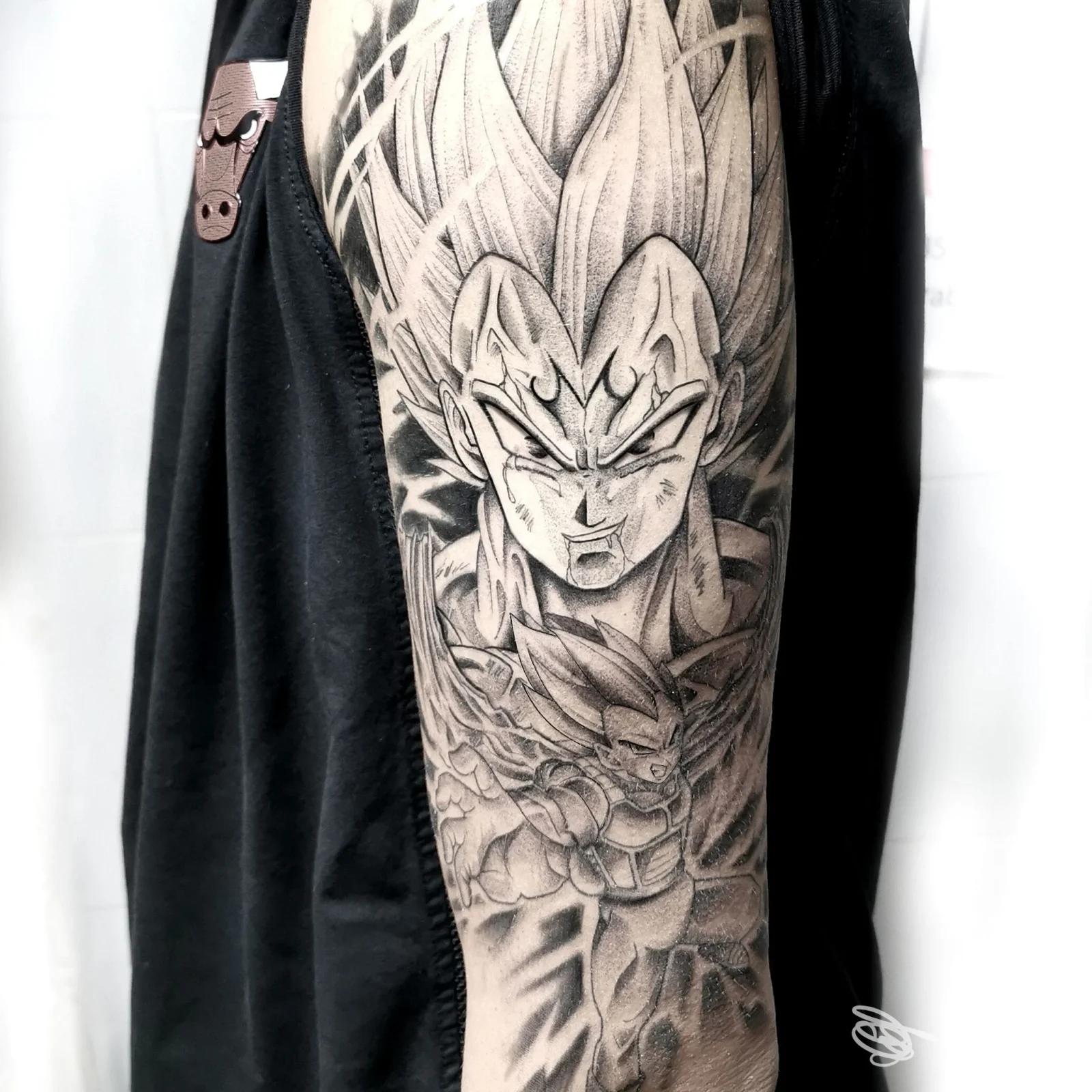 Grande tatuaggio black-and-grey di personaggio anime sul braccio, fotografia inviata dallo studio ARABA FENICE di San Miniato.