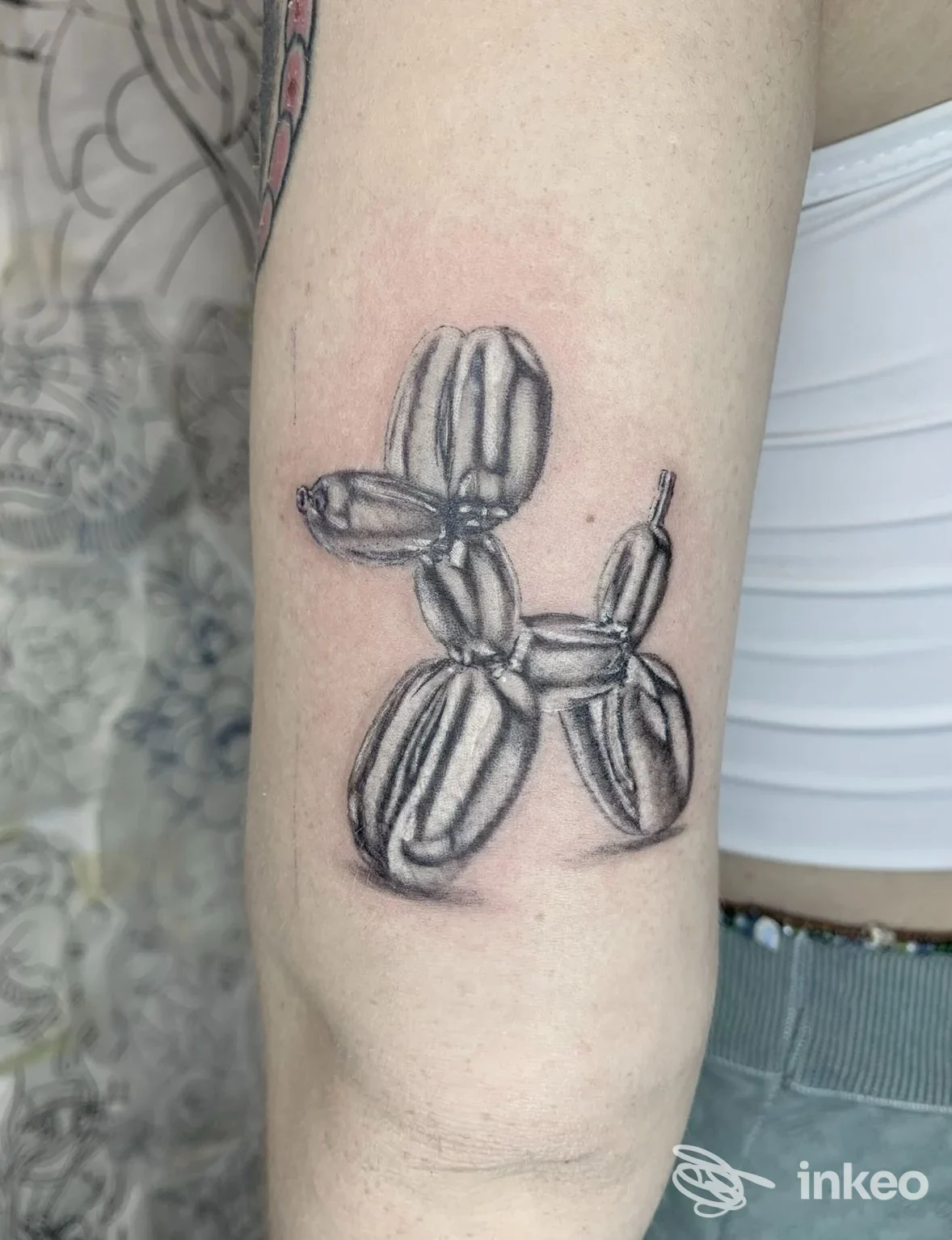 Tatuaggio black & grey su braccio interno, dettaglio di un motivo sezionato; Ace of Spades Tattoo Studio, Livorno.