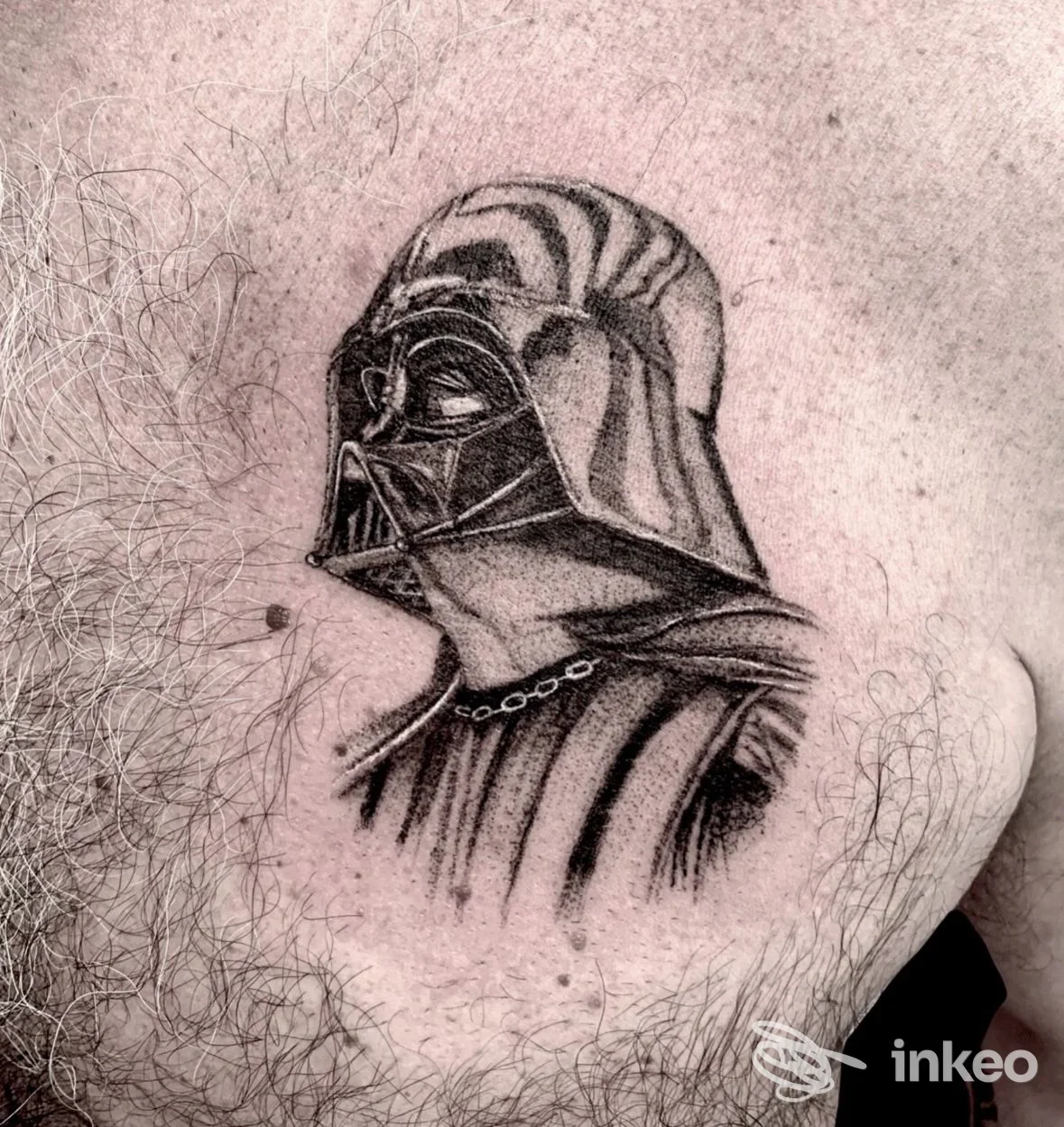Tatuaggio realistico di Darth Vader sul petto di un uomo, realizzato da Ace of Spades Tattoo Studio a Livorno.
