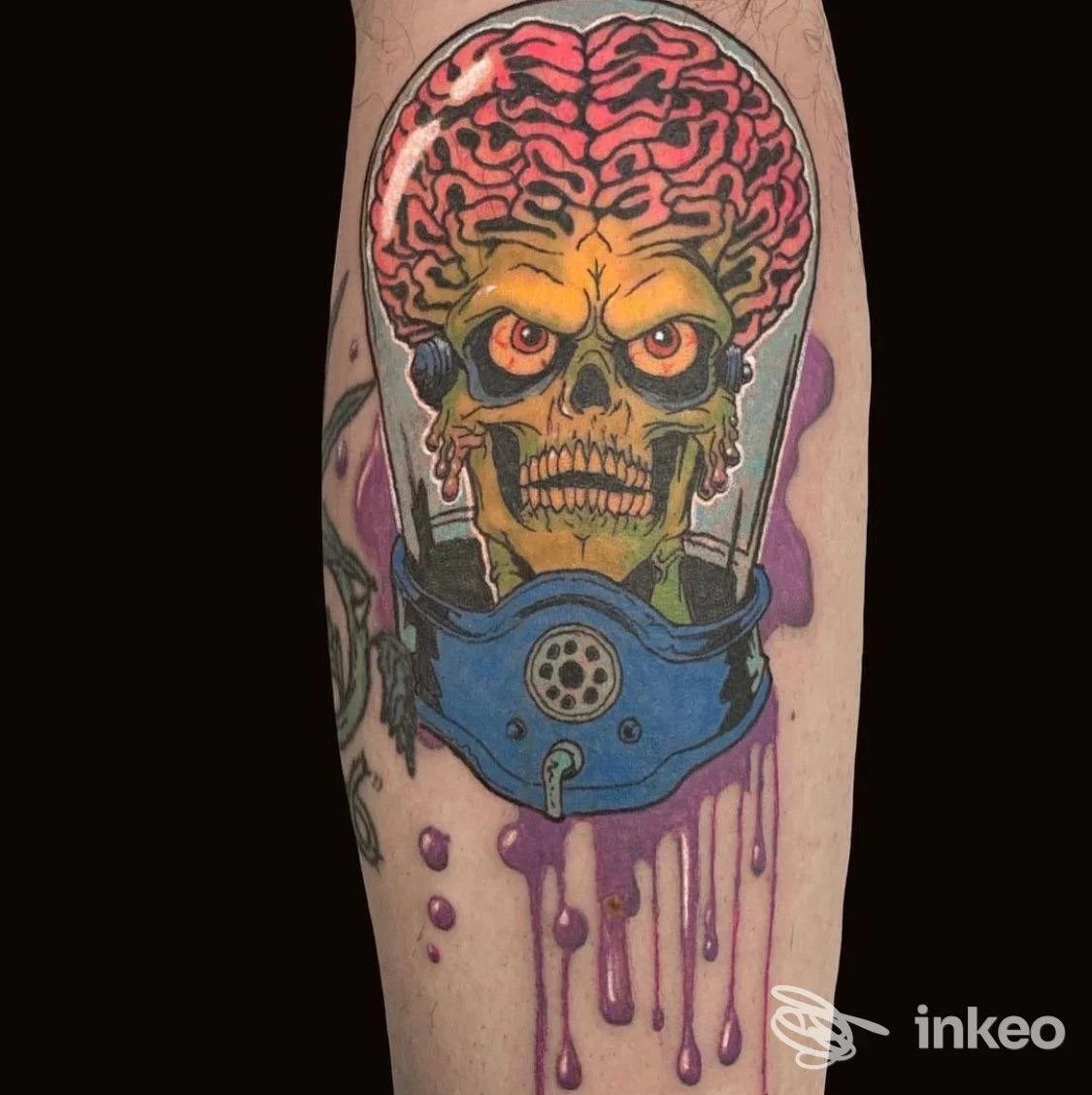 Tatuaggio colorato su avambraccio raffigurante un cranio con cervello in casco e gocce viola, Ace of Spades Tattoo Studio, Livorno.