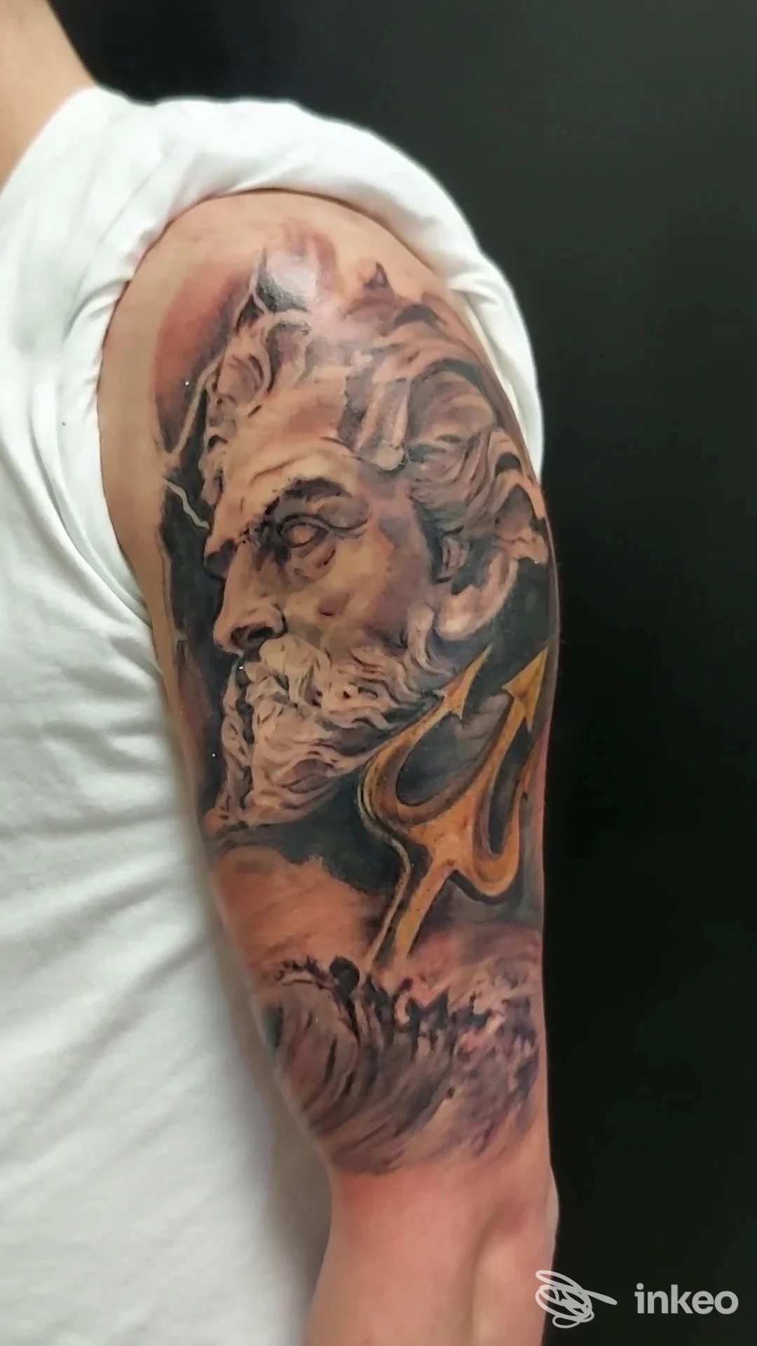 Tatuaggio a mezza manica su braccio con volto realistico, tridente dorato e onde — Alex tattoo, Lucca.