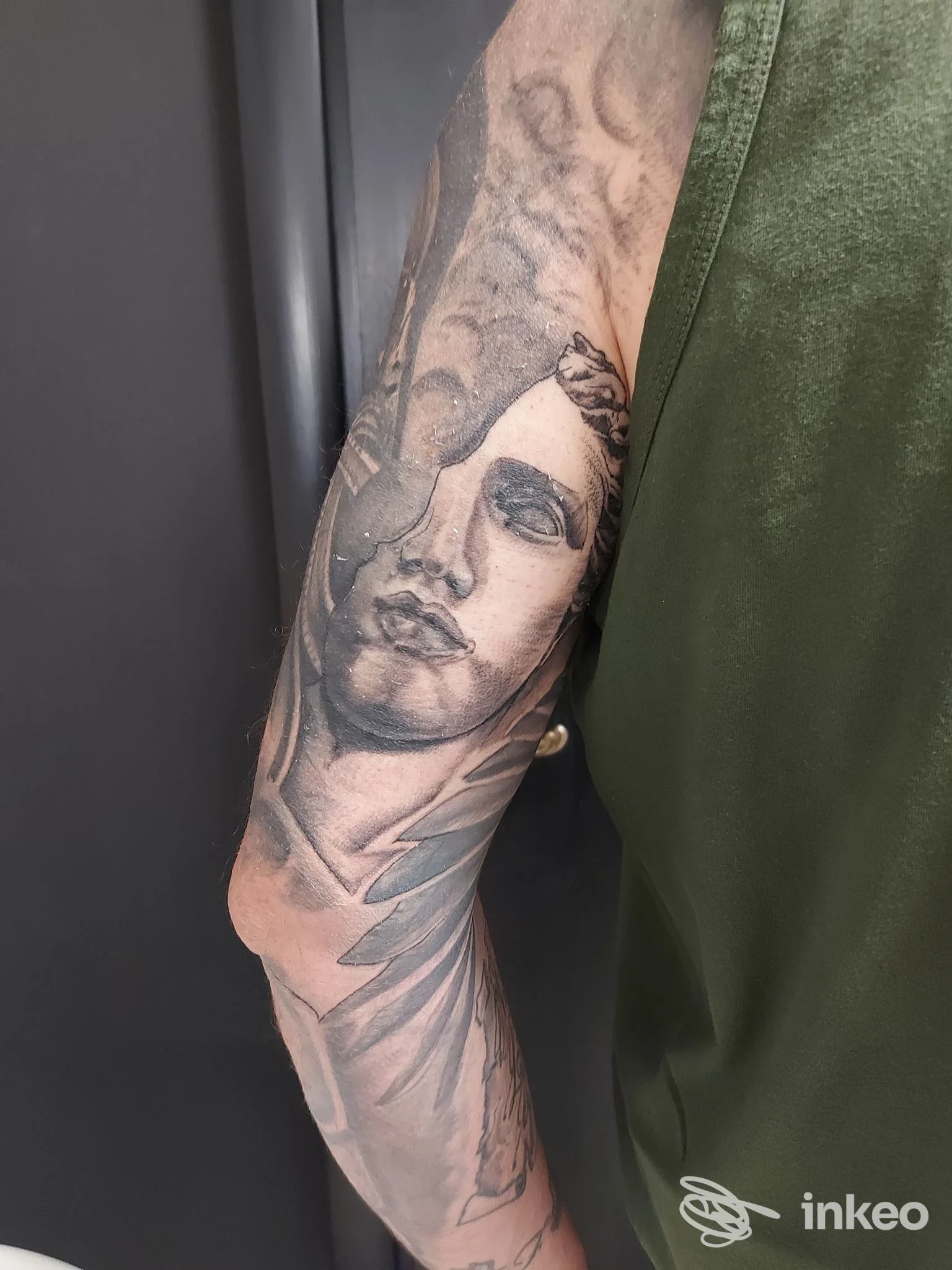 Dettaglio di un tatuaggio ritratto in bianco e nero sull'avambraccio, foto fornita da Alex tattoo a Lucca.