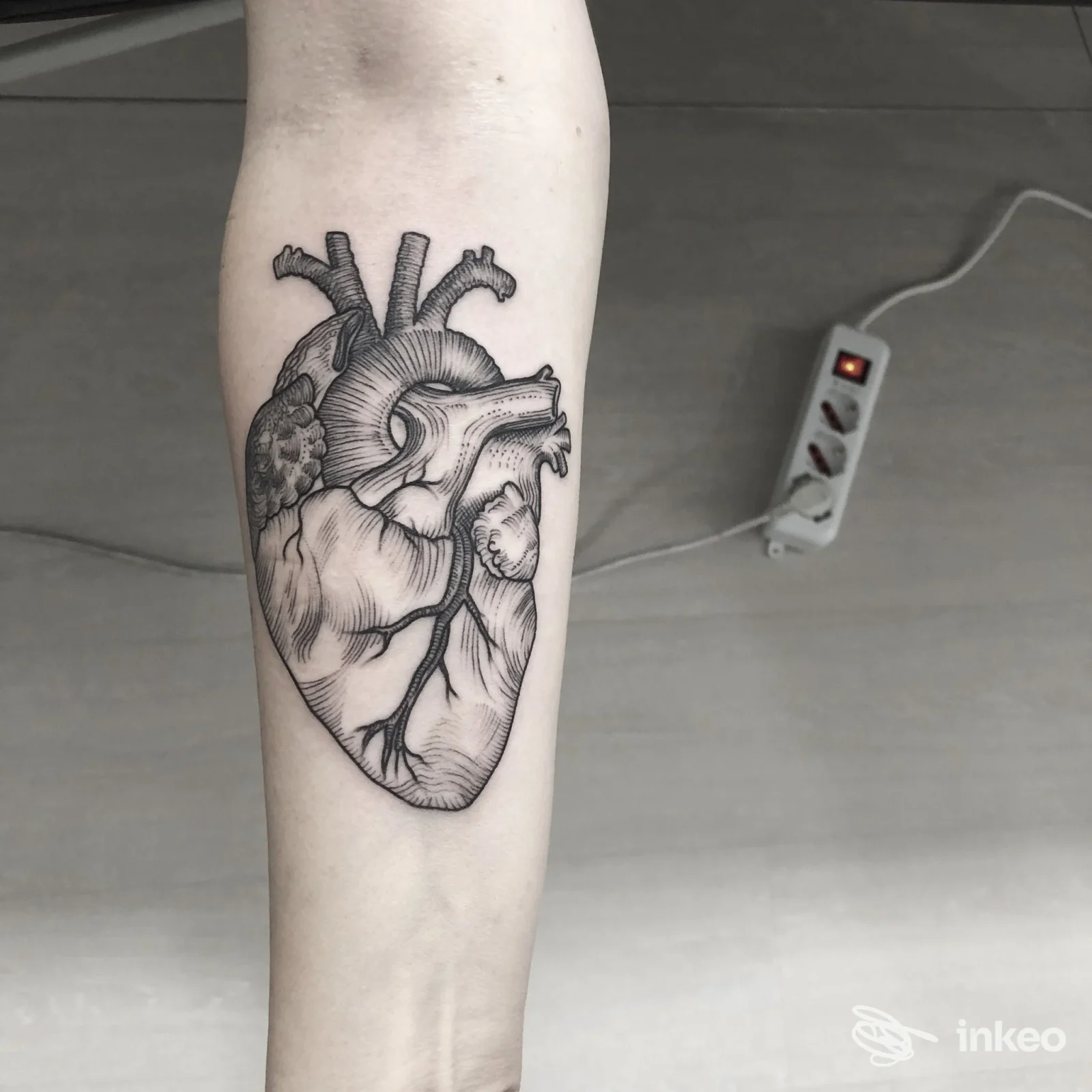 Primo piano di un tatuaggio anatomico a forma di cuore sull'avambraccio, AllegroChirurgo Tattoo Studio, Siena.