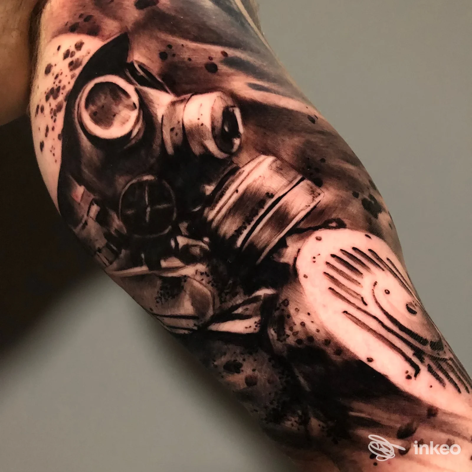 Tatuaggio a manica su avambraccio con maschera antigas in stile realistico, foto fornita da AllegroChirurgo Tattoo Studio, Siena.