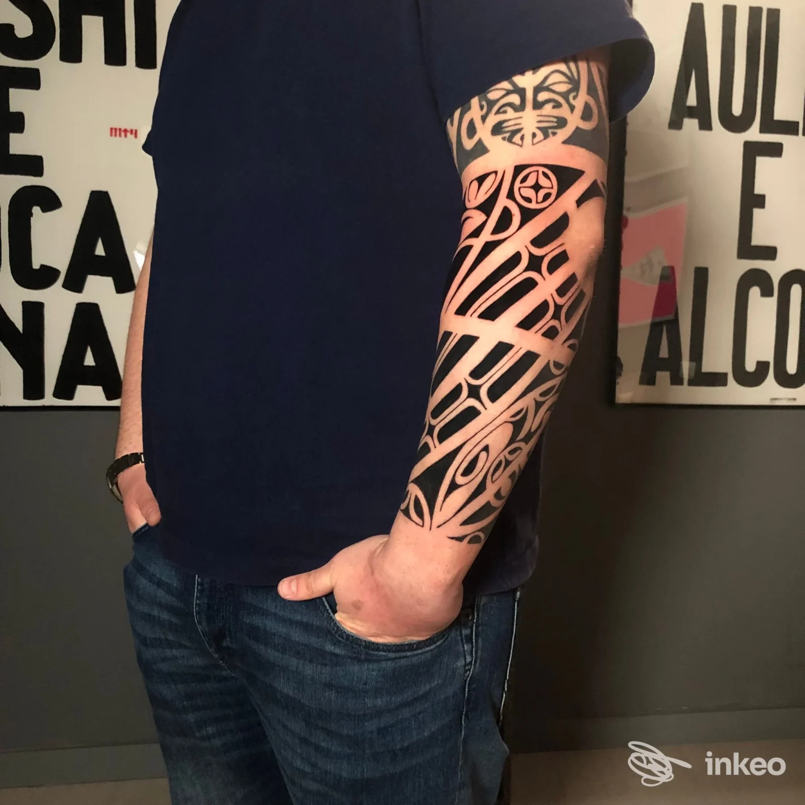 Avambraccio tatuato con manica tribale fotografato nello studio AllegroChirurgo Tattoo Studio a Siena.