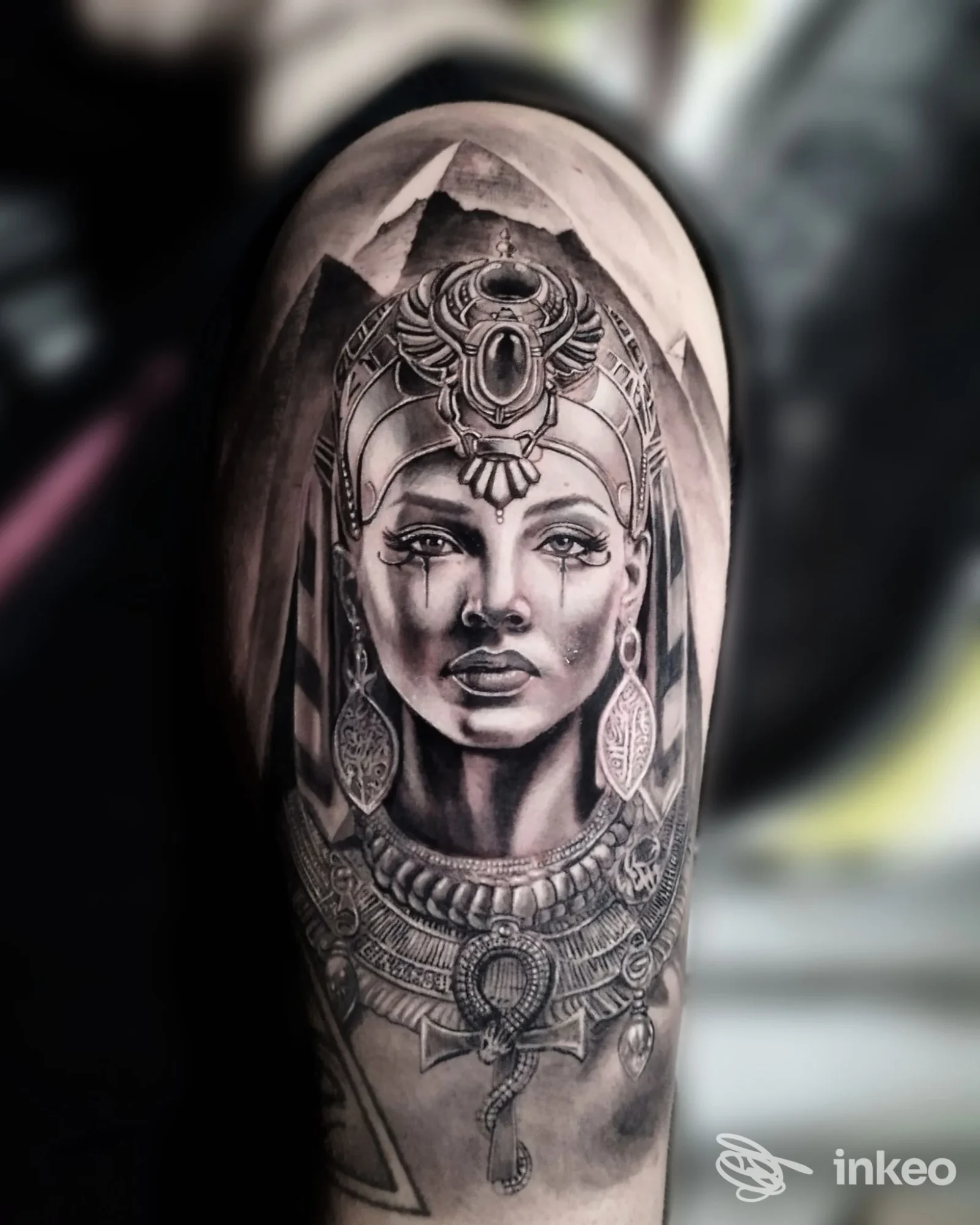 Tatuaggio realistico in bianco e nero raffigurante una figura egizia sul braccio, Alter Ego Tattoo Studio, Siena.
