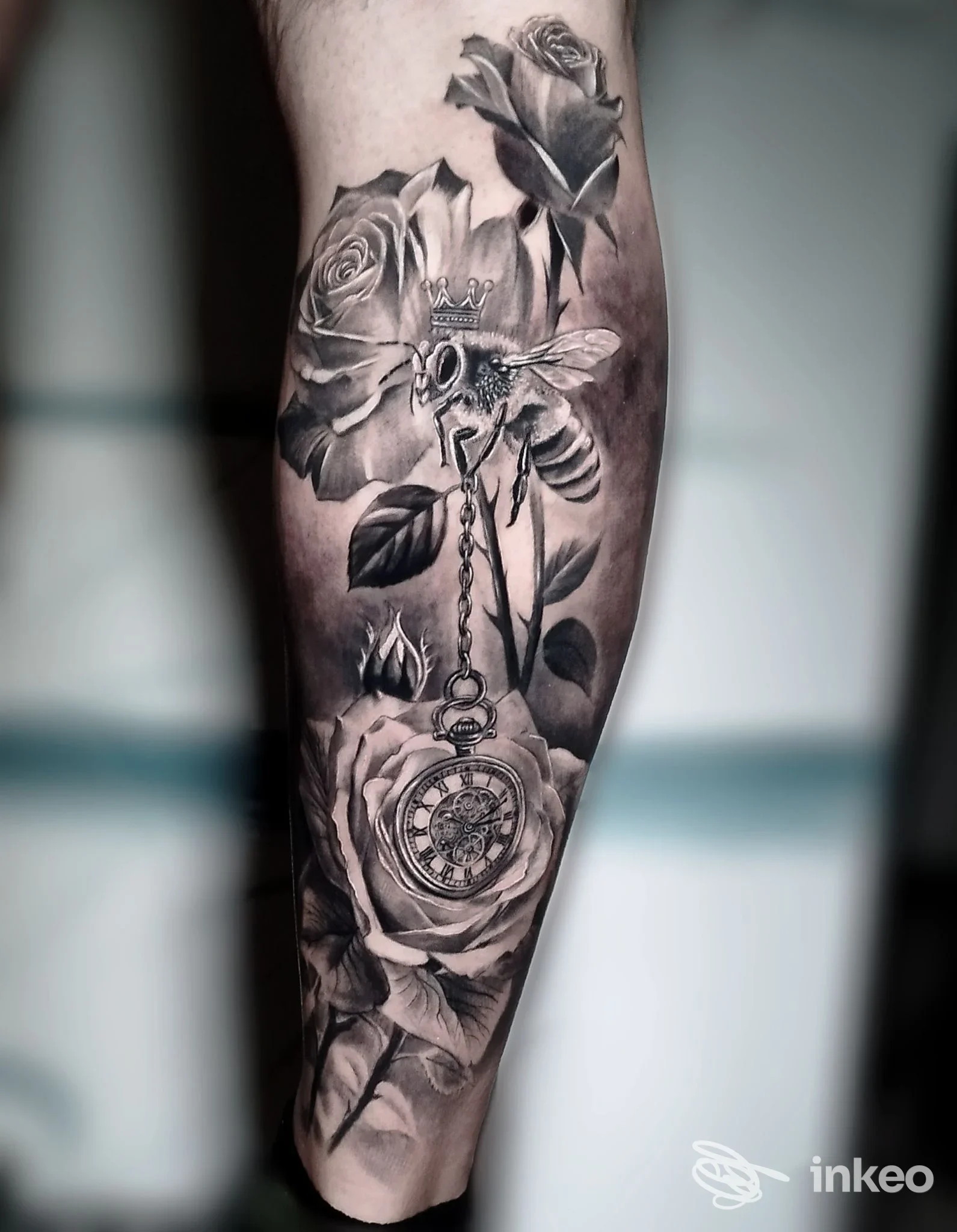 Tatuaggio realistico bianco e nero con rose, ape e orologio su avambraccio — Alter Ego Tattoo Studio, Siena.