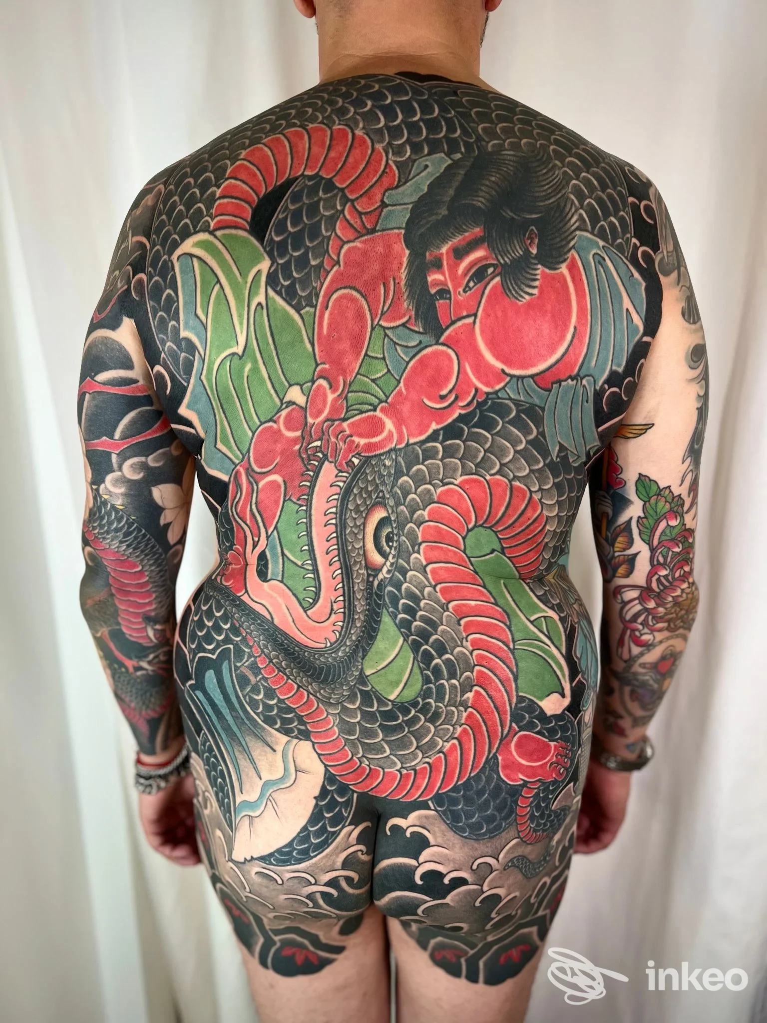Grande tatuaggio tradizionale sulla schiena completa, foto per Adriano Dall'Alpi Tattooing a Fucecchio.