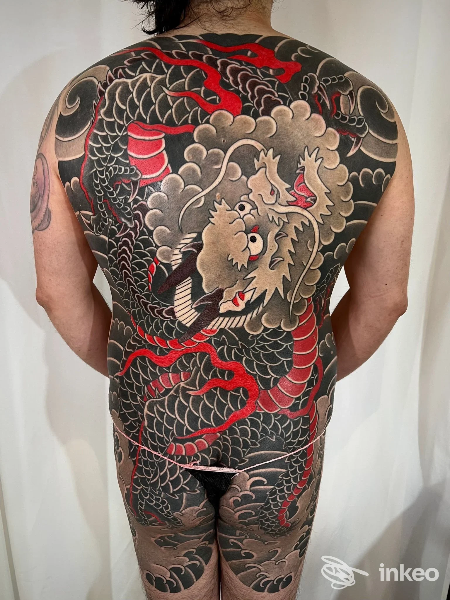 Grande bodysuit tradizionale su schiena e glutei, lavoro completo realizzato da Adriano Dall'Alpi Tattooing a Fucecchio.