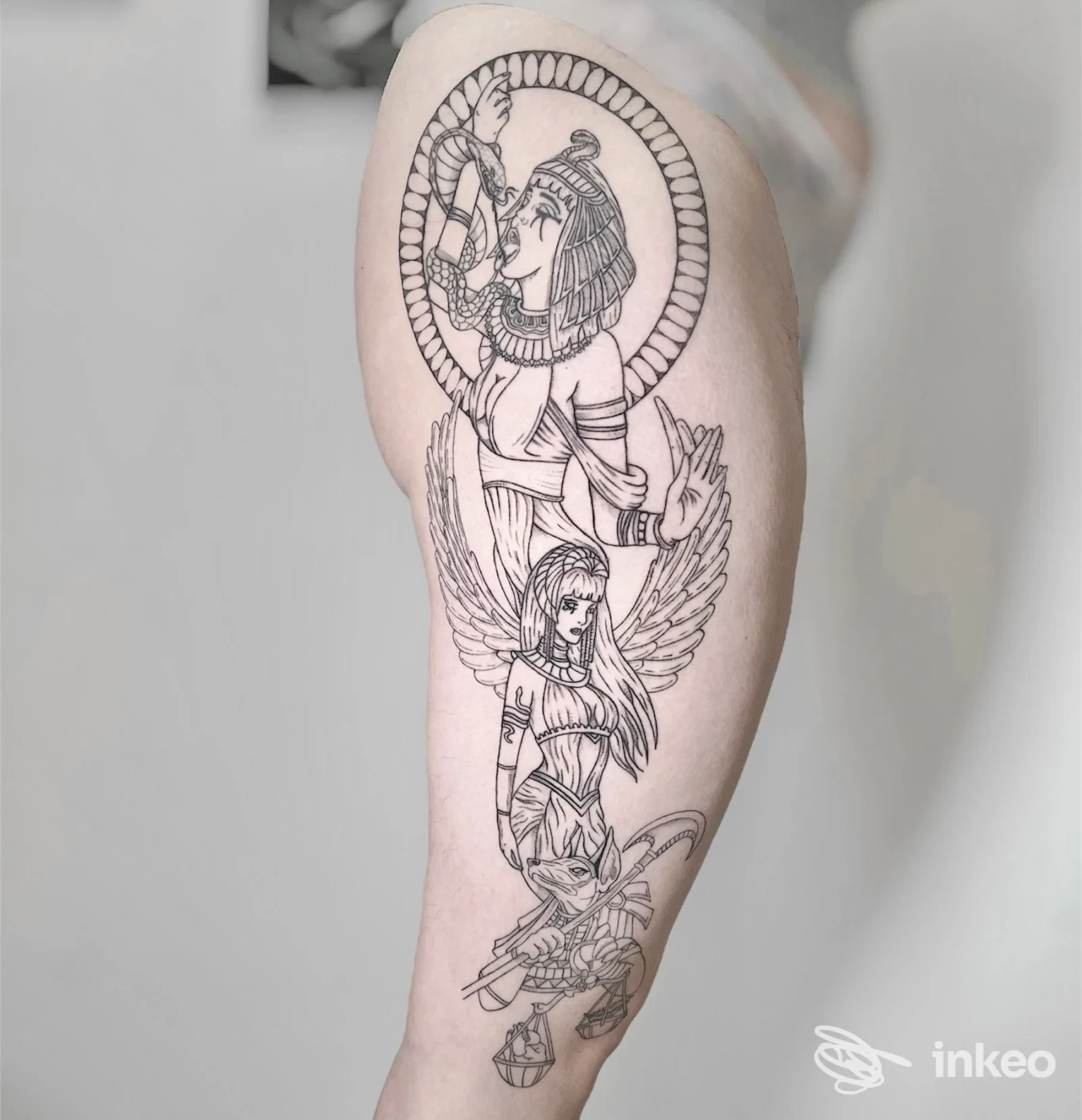 Tatuaggio blackwork su braccio con figure femminili stilizzate, fotografia Amnèsia Tattoo Lab, Pistoia.