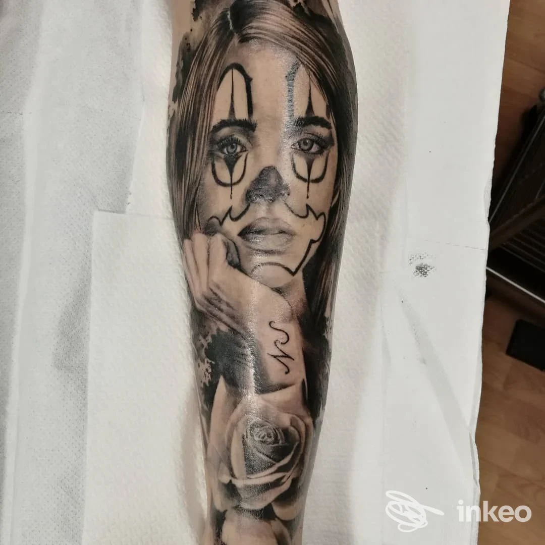 Tatuaggio su avambraccio: ritratto femminile realistico con trucco tipo clown e una rosa, AnimaTinta tattoo shop, Pontedera.
