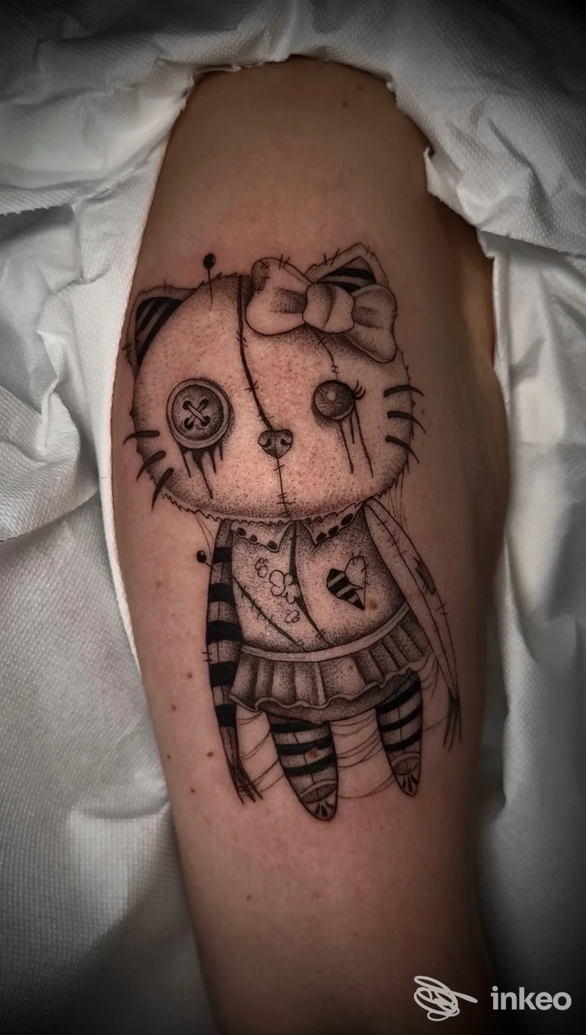 Tatuaggio blackwork/dotwork di bambola/gattina con occhi a bottone su avambraccio, foto fornita da blackladyinktattoo_studio, Cintolese.