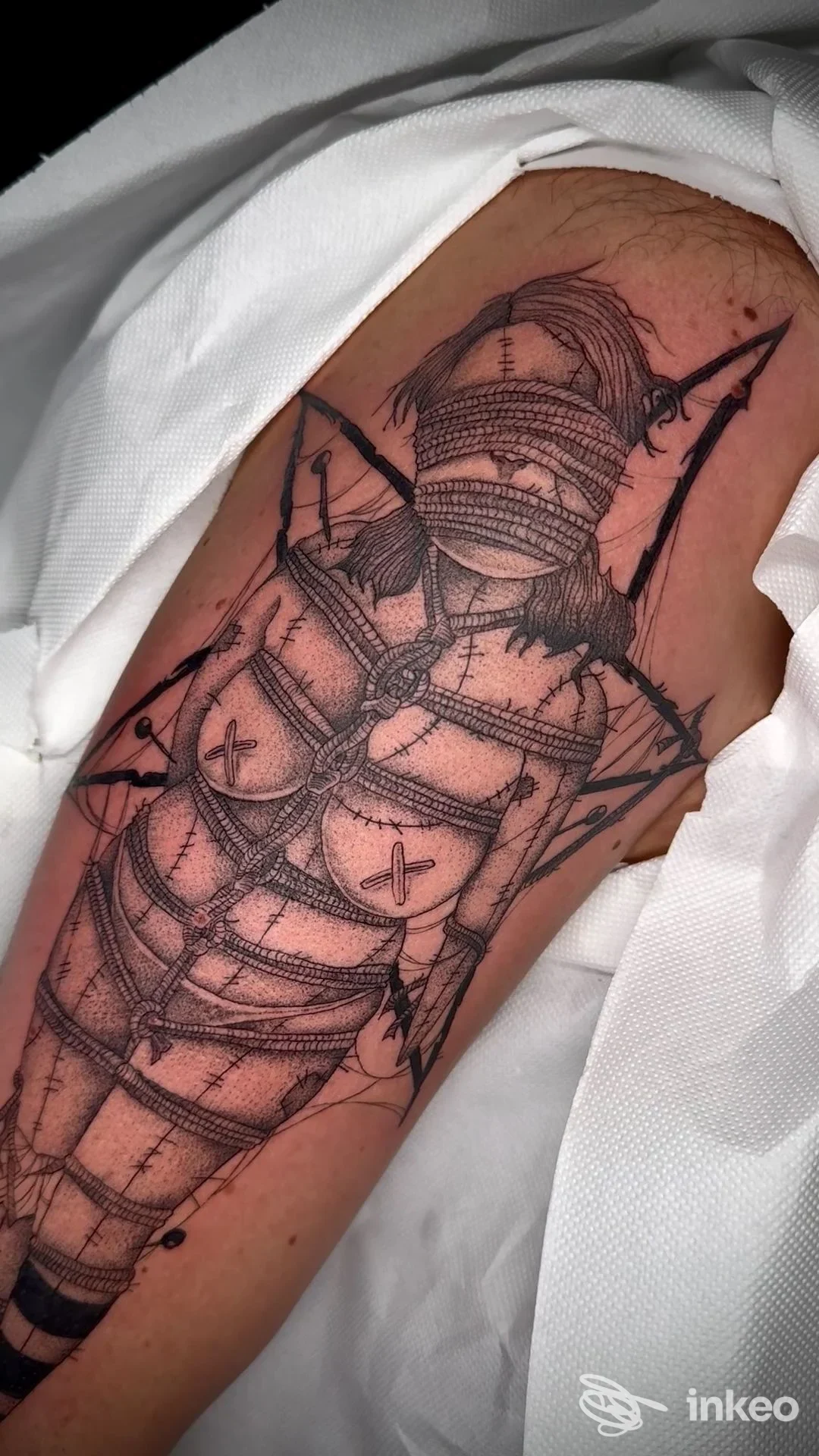 Tatuaggio nero a tratteggio e dotwork su avambraccio, figura bendata e legata — blackladyinktattoo_studio, Cintolese.