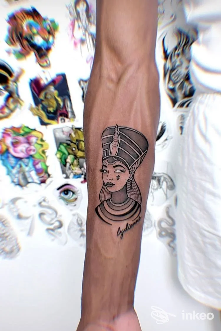 Tatuaggio in bianco e nero di volto egizio sull'avambraccio, foto di Antonini tattoo studio, Siena.