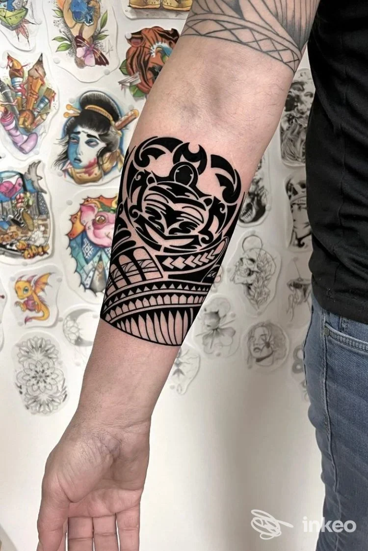Primo piano dell'avambraccio con tatuaggio in stile tribale presso Antonini Tattoo Studio, Siena.