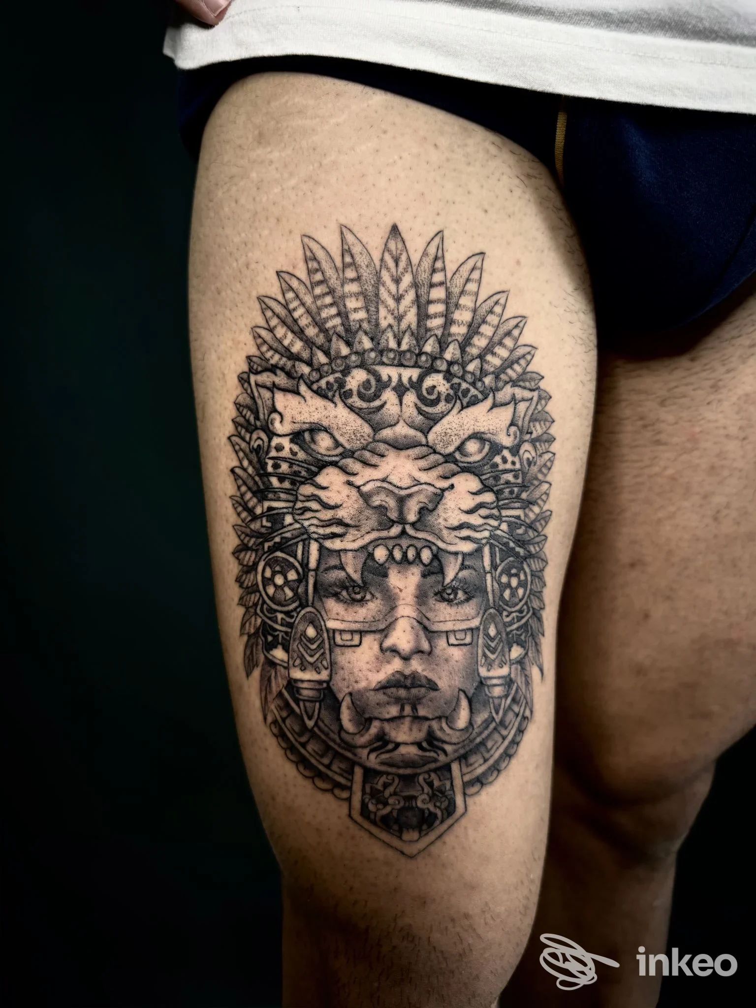 Tatuaggio sulla coscia raffigurante una maschera tribale con testa di felino e ornamenti, realizzato presso Antonio Gargiulo Tattoo Studio a Cecina.