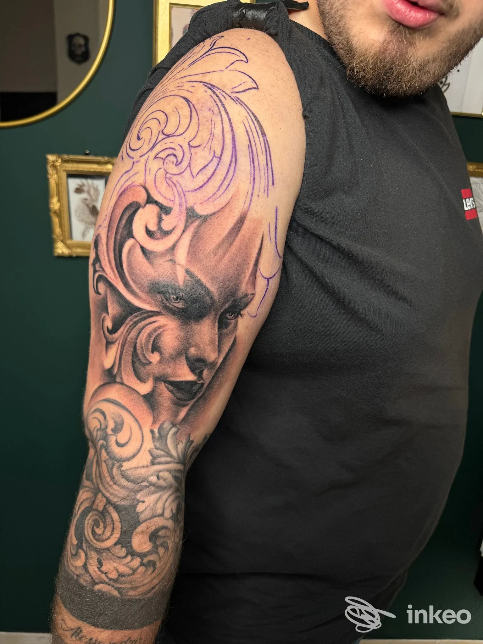 Braccio tatuato con manica black & grey raffigurante volto stilizzato, foto fornita da Antonio Gargiulo Tattoo Studio, Cecina.