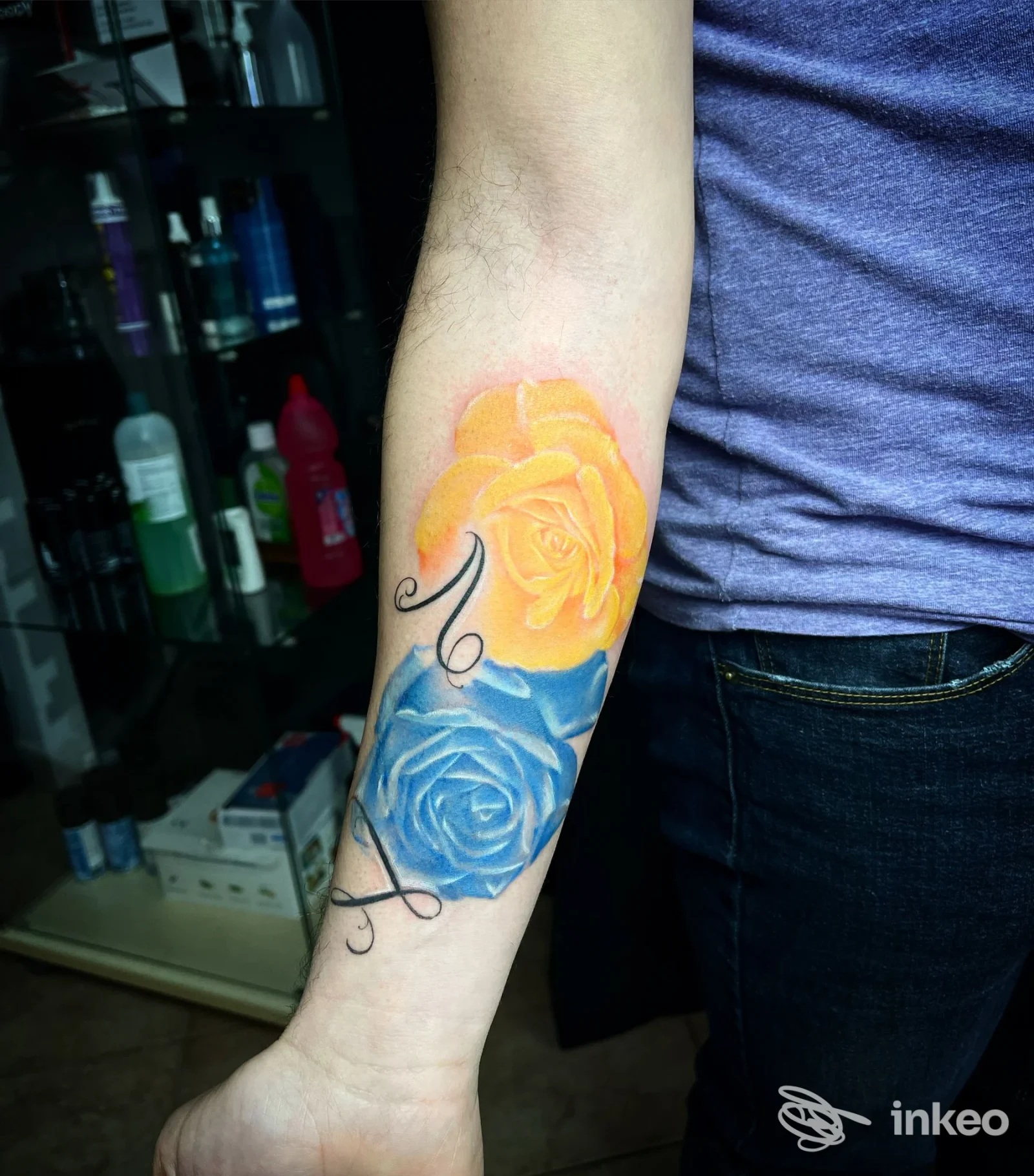 Avambraccio con due rose tatuate a colori (gialla e blu) realizzate presso Antonio Gargiulo Tattoo Studio, Cecina.
