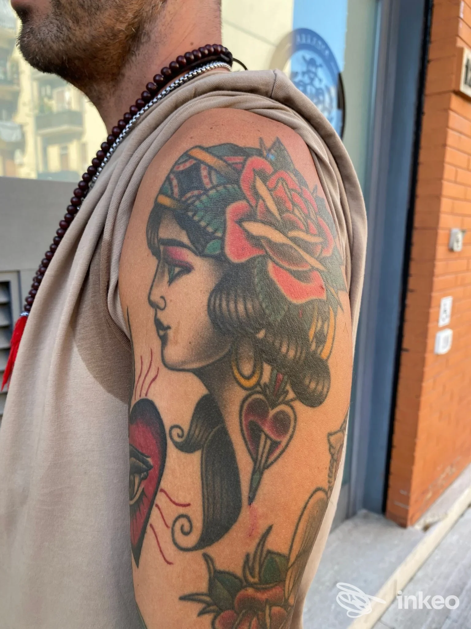 Braccio con grande tatuaggio tradizionale femminile, rosa e cuore; foto fornita da Arkadia Tattoo Studio, Firenze.