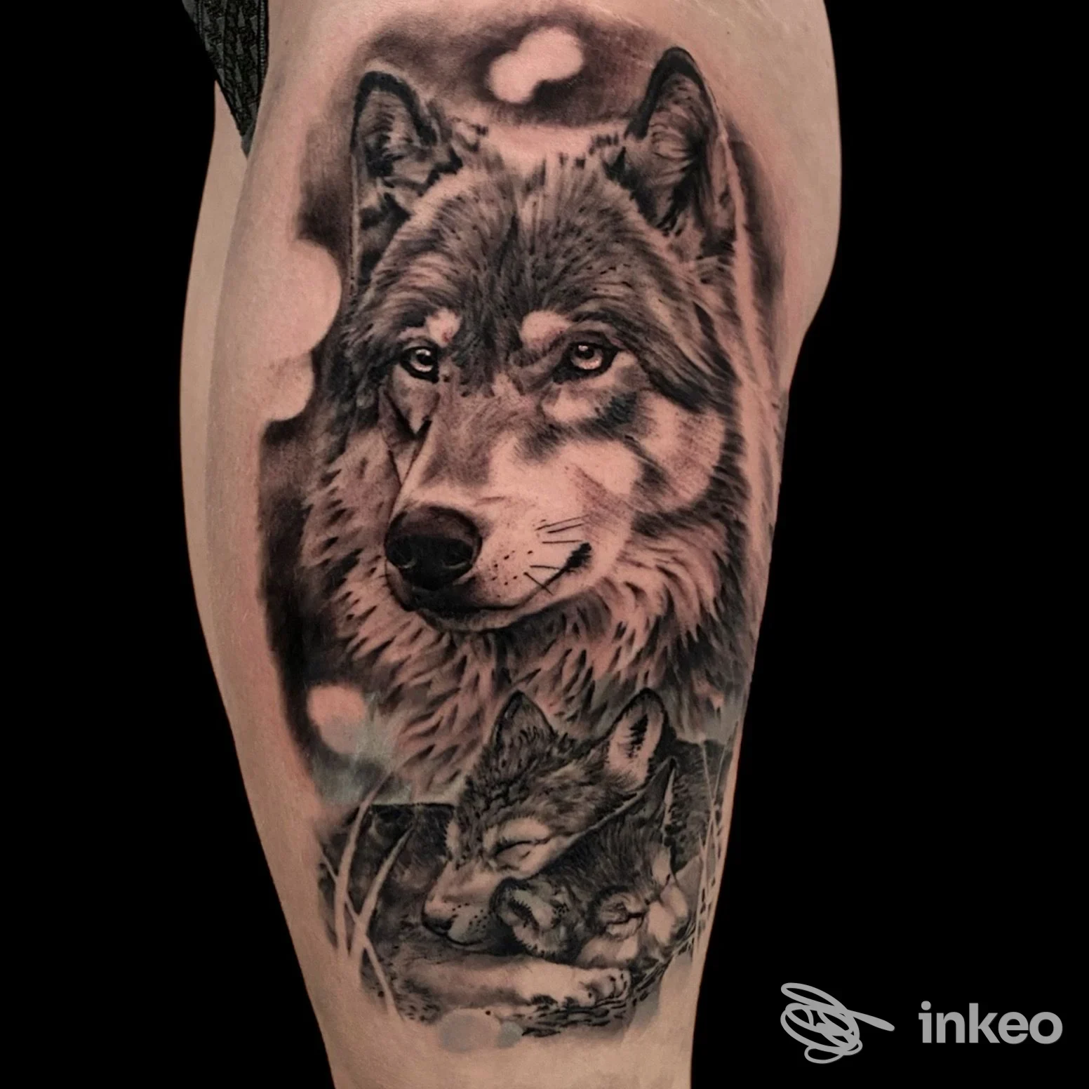 Ampio tatuaggio realistico in black and grey su polpaccio raffigurante il volto di un lupo adulto con due cuccioli, Arkadia Tattoo Studio, Firenze.