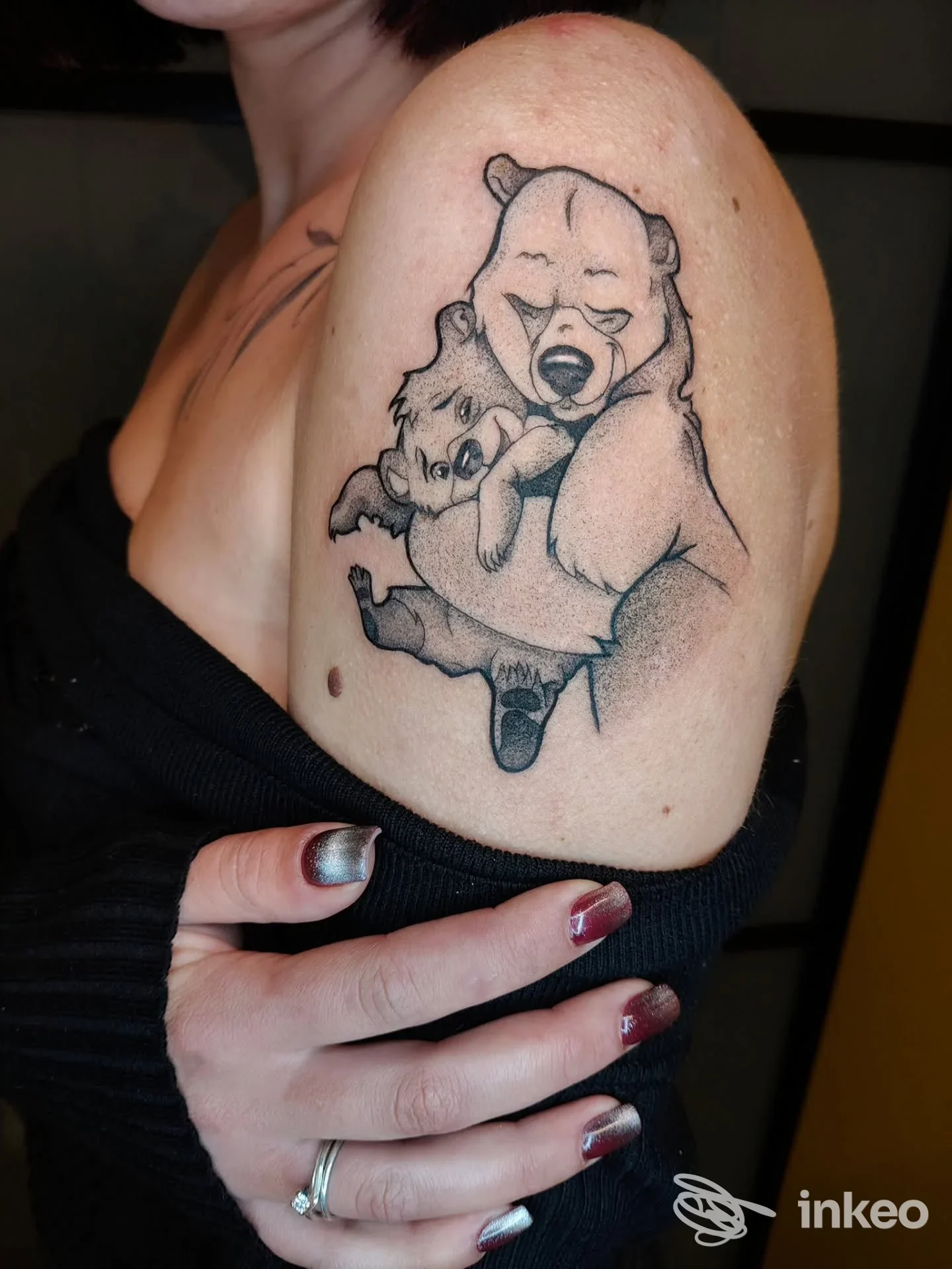Tatuaggio su spalla con due orsi che si abbracciano, immagine fornita da BUMBLEBEE TATTOO DI MARIANI CLAUDIA, Pitigliano.