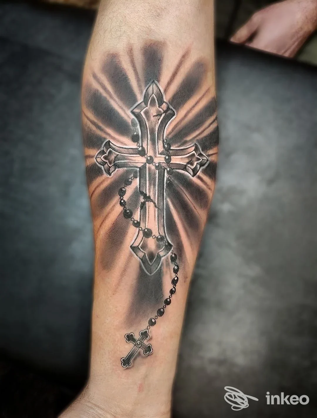 Tatuaggio a croce con rosario sull'avambraccio, BUMBLEBEE TATTOO di Mariani Claudia, Pitigliano.