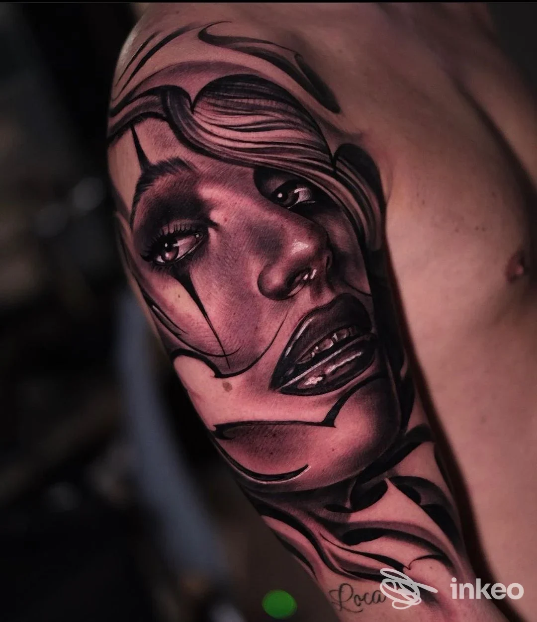 Tatuaggio ritratto in bianco e nero sull'omero superiore, foto di Back To Black Tattoo Studio a Borgo San Lorenzo.