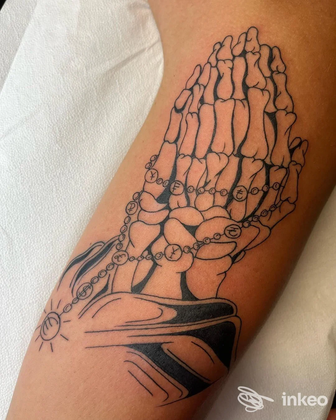 Tatuaggio di una mano scheletrica con rosario sull'avambraccio, Back To Black Tattoo Studio, Borgo San Lorenzo.