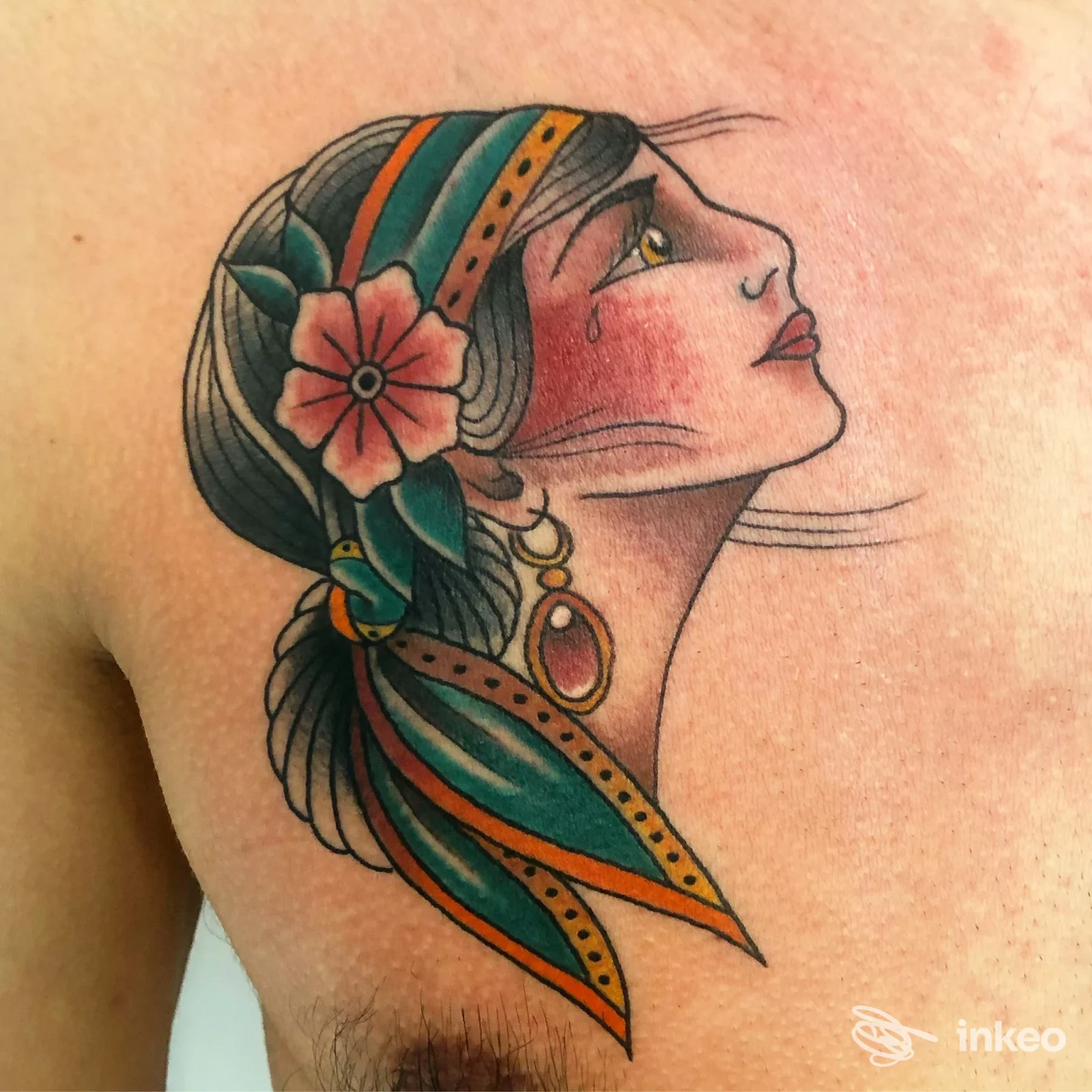Tatuaggio a colori a profilo femminile sul petto, realizzato da Banano's Family Tattoo a Montevarchi.
